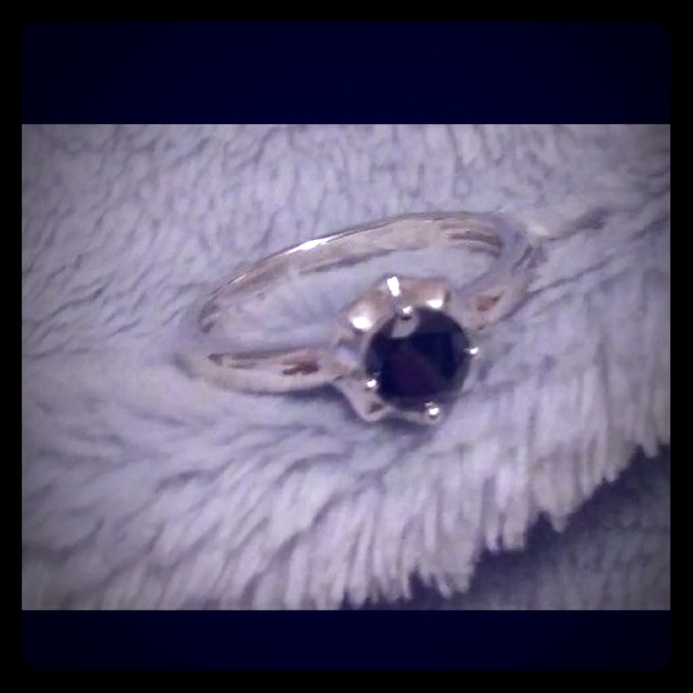 ◇New Onyx lab created stone on silver ring